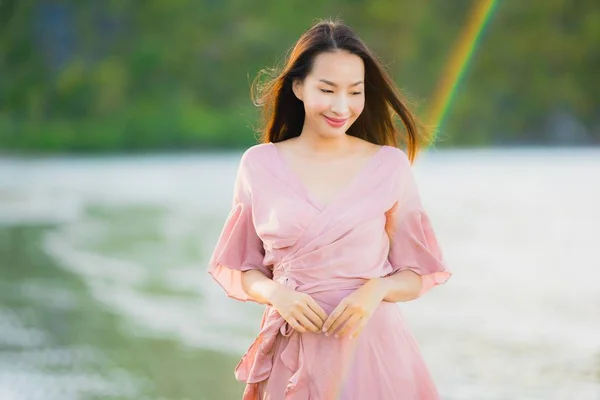 Ritratto Bella Giovane Donna Asiatica Sorriso Felice Passeggiata Sulla Spiaggia — Foto Stock