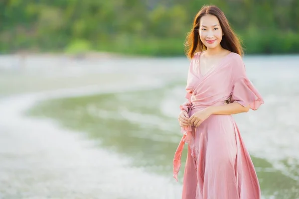 Ritratto Bella Giovane Donna Asiatica Sorriso Felice Passeggiata Sulla Spiaggia — Foto Stock