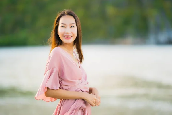 Ritratto Bella Giovane Donna Asiatica Sorriso Felice Passeggiata Sulla Spiaggia — Foto Stock