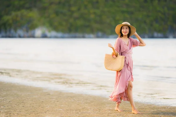 Azjatycki Dama Młody Natura Piękny Portret Spacer Szczęśliwy Tropikalny Uśmiech — Zdjęcie stockowe