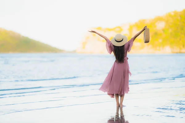 Ritratto Bella Giovane Donna Asiatica Sorriso Felice Passeggiata Sulla Spiaggia — Foto Stock