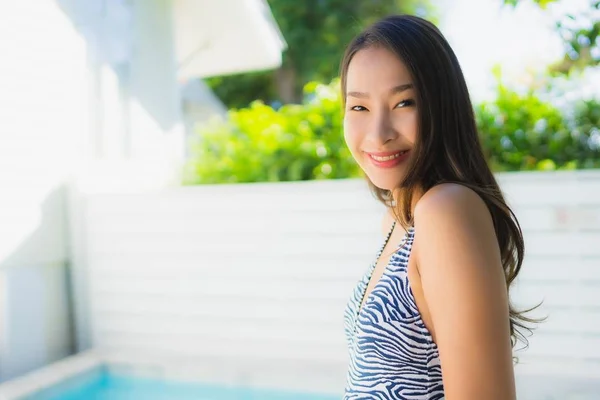 Retrato Bonito Jovem Asiático Mulher Sorriso Feliz Relaxar Torno Piscina — Fotografia de Stock