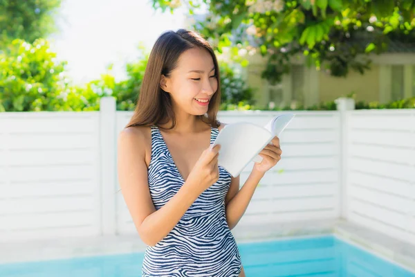 Retrato Hermosa Joven Mujer Asiática Sonrisa Feliz Relajarse Con Lectura —  Fotos de Stock