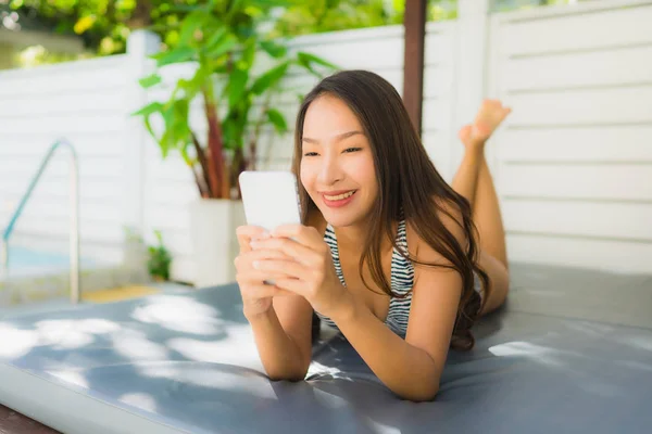 Retrato Hermosa Joven Mujer Asiática Sonrisa Feliz Relajarse Con Teléfono —  Fotos de Stock