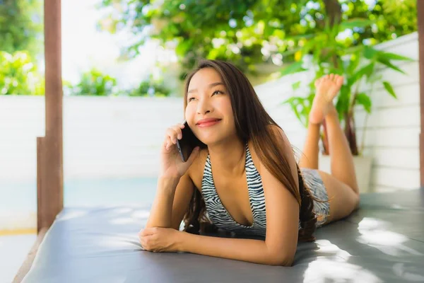Портрет Красива Молода Азіатка Посміхається Щасливий Відпочинок Мобільним Телефоном Навколо — стокове фото