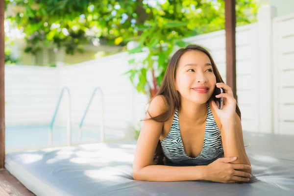 Retrato Bonito Jovem Asiático Mulher Sorriso Feliz Relaxar Com Telefone — Fotografia de Stock