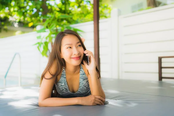 Porträtt Vacker Ung Asiatisk Kvinna Smile Happy Relax Med Mobiltelefon — Stockfoto