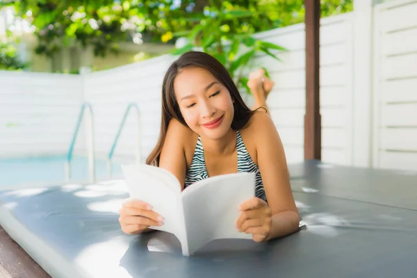 Retrato Hermosa Joven Mujer Asiática Sonrisa Feliz Relajarse Con Lectura —  Fotos de Stock