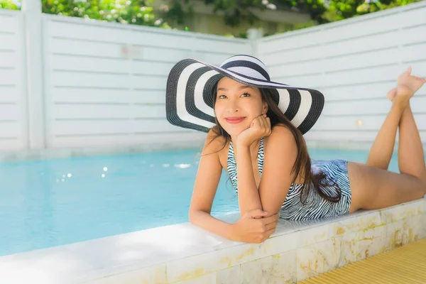 Retrato Bonito Jovem Asiático Mulher Sorriso Feliz Relaxar Torno Piscina — Fotografia de Stock