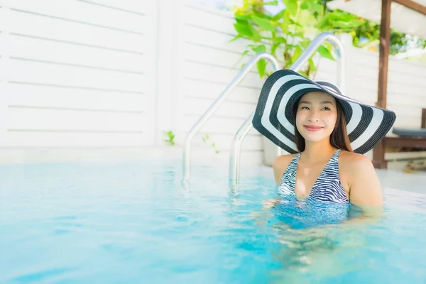 Retrato Bonito Jovem Asiático Mulher Sorriso Feliz Relaxar Torno Piscina — Fotografia de Stock