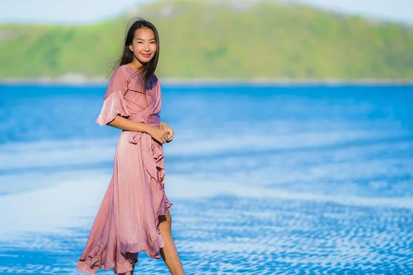 Portre güzel genç asyalı kadın eğlence tatili için tropikal açık doğa plaj denizde mutlu yürüyüş gülümseme