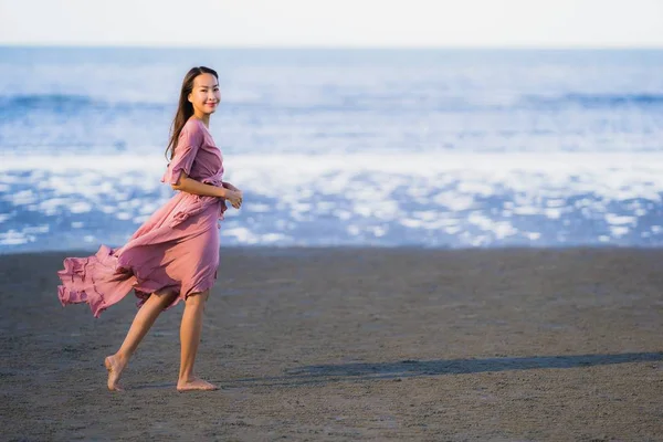 Retrato Bonito Jovem Asiático Mulher Sorriso Feliz Passeio Tropical Livre — Fotografia de Stock