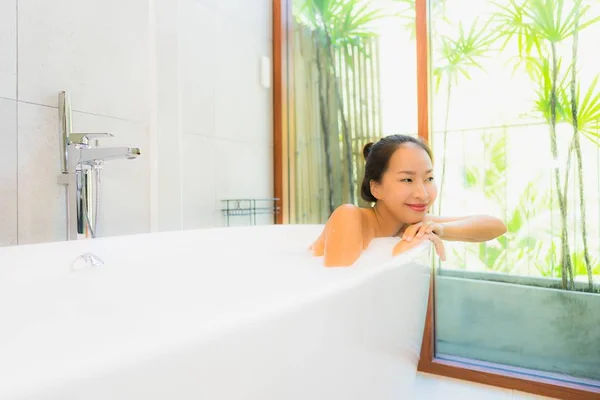 Retrato Bela Jovem Mulher Asiática Banheira Para Tomar Banho Lazer — Fotografia de Stock