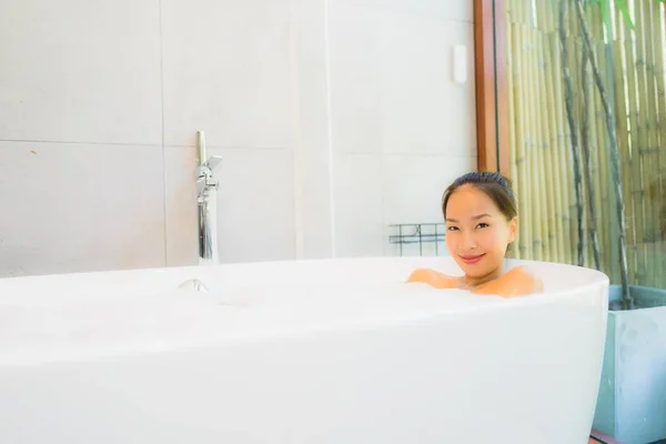 Retrato Bela Jovem Mulher Asiática Banheira Para Tomar Banho Lazer — Fotografia de Stock