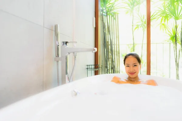 バスタブで美しい若いアジアの女性を見て お風呂のレジャーを取り リラックス — ストック写真
