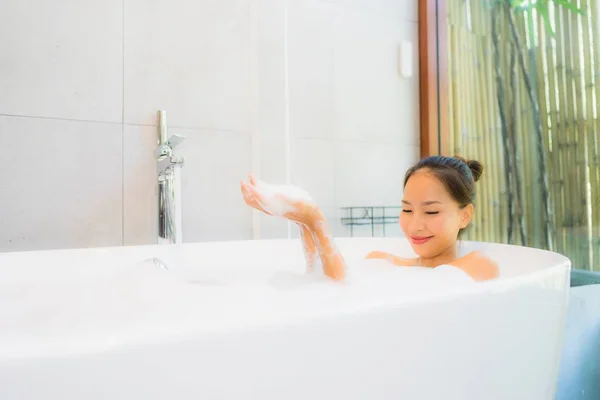 Portrait Belle Jeune Femme Asiatique Dans Baignoire Pour Prendre Bain — Photo