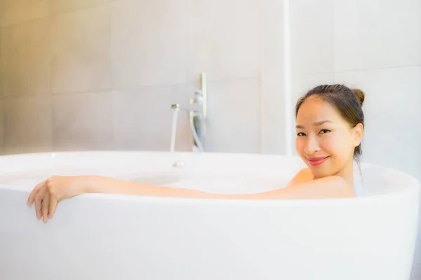 Ritratto Bella Giovane Donna Asiatica Nella Vasca Bagno Prendere Bagno — Foto Stock