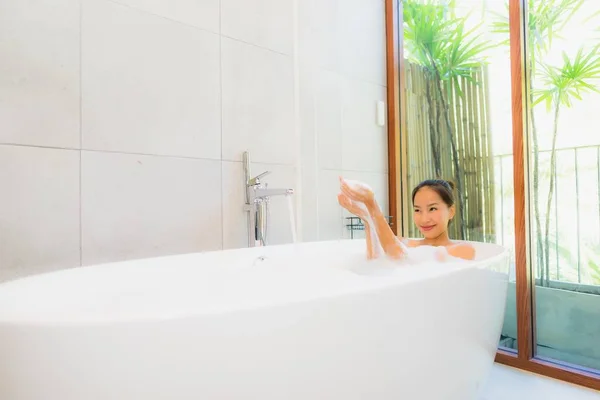 Portrait Belle Jeune Femme Asiatique Dans Baignoire Pour Prendre Bain — Photo