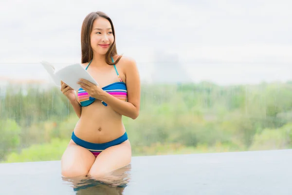 美丽的 阅读书周围的游泳池在酒店度假村休闲 — 图库照片