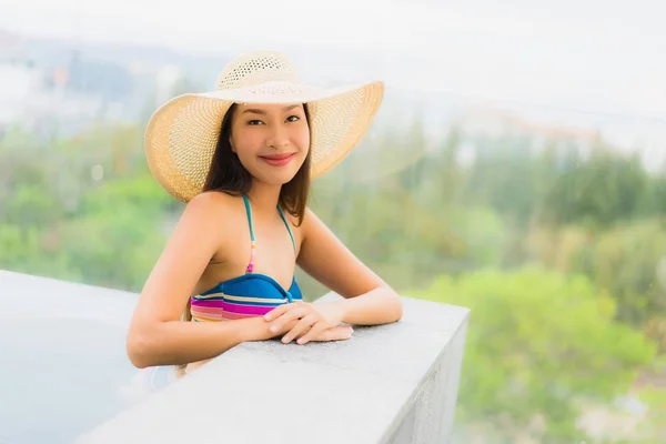 Porträtt Vacker Ung Asiatisk Kvinna Leende Lycklig Slappna Runt Poolen — Stockfoto