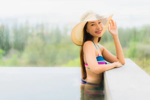 Retrato Bonito Jovem Asiático Mulher Sorriso Feliz Relaxar Torno Piscina — Fotografia de Stock