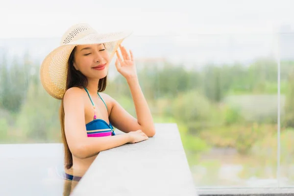Retrato Hermosa Joven Mujer Asiática Sonrisa Feliz Relajarse Alrededor Piscina — Foto de Stock