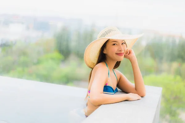 Retrato Bonito Jovem Asiático Mulher Sorriso Feliz Relaxar Torno Piscina — Fotografia de Stock