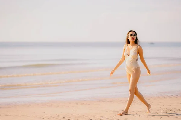 Porträtt Vacker Ung Asiatisk Kvinna Leende Lycklig Promenad Tropiska Utomhus — Stockfoto