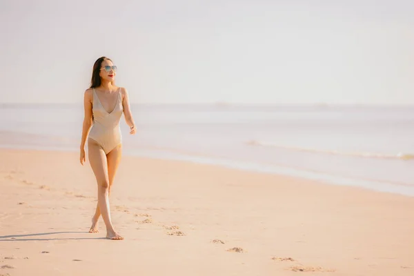 Retrato Bonito Jovem Asiático Mulher Sorriso Feliz Passeio Tropical Livre — Fotografia de Stock