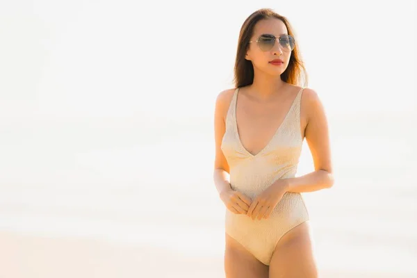 Retrato Bonito Jovem Asiático Mulher Sorriso Feliz Passeio Tropical Livre — Fotografia de Stock