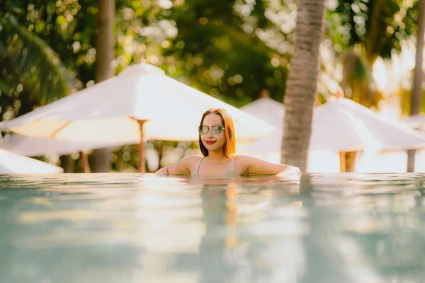 Retrato Bonito Jovem Asiático Mulher Sorriso Feliz Relaxar Torno Piscina — Fotografia de Stock