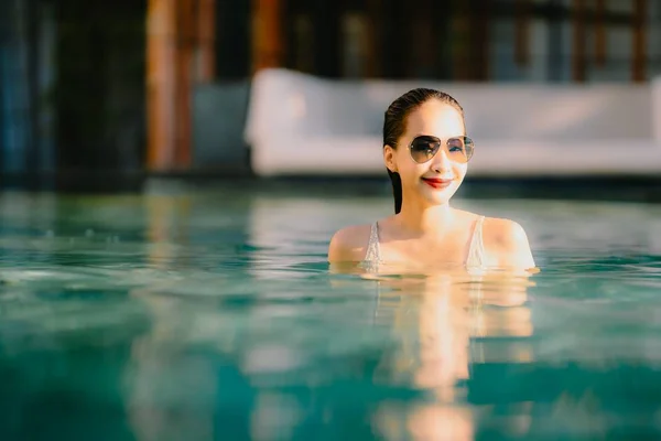 Porträt Schöne Junge Asiatinnen Lächeln Glücklich Entspannen Rund Schwimmbad Hotelresort — Stockfoto