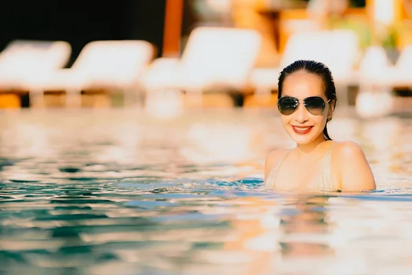 Retrato Bonito Jovem Asiático Mulher Sorriso Feliz Relaxar Torno Piscina — Fotografia de Stock