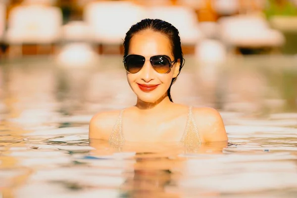 Portret Mooie Jonge Aziatische Vrouw Glimlach Gelukkig Ontspannen Rond Zwembad — Stockfoto
