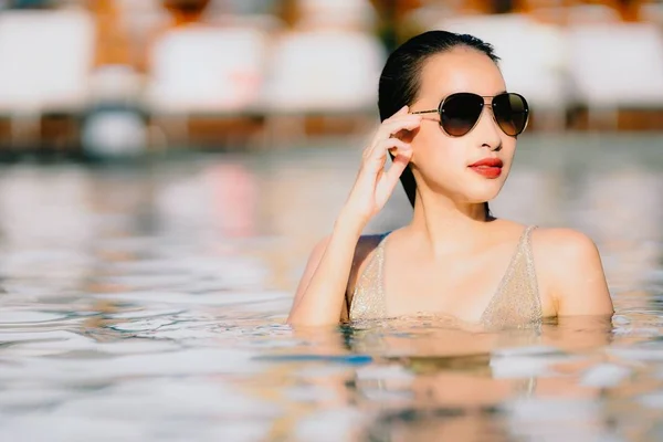 Retrato Bonito Jovem Asiático Mulher Sorriso Feliz Relaxar Torno Piscina — Fotografia de Stock