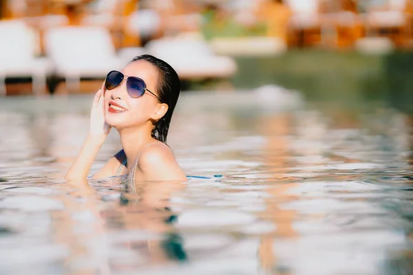 Retrato Bonito Jovem Asiático Mulher Sorriso Feliz Relaxar Torno Piscina — Fotografia de Stock