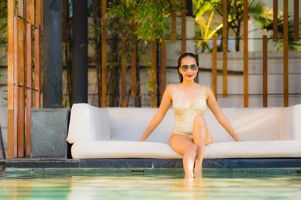 Retrato Bonito Jovem Asiático Mulher Sorriso Feliz Relaxar Torno Piscina — Fotografia de Stock