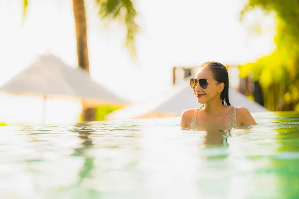 Retrato Bonito Jovem Asiático Mulher Sorriso Feliz Relaxar Torno Piscina — Fotografia de Stock