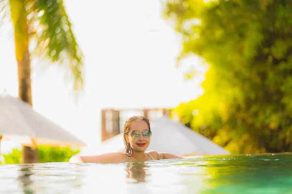 Retrato Bonito Jovem Asiático Mulher Sorriso Feliz Relaxar Torno Piscina — Fotografia de Stock