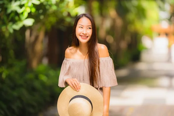 Πορτρέτο Όμορφη Νεαρή Ασιατική Γυναίκα Χαμόγελο Ευτυχισμένο Και Αισθάνονται Ελεύθεροι — Φωτογραφία Αρχείου