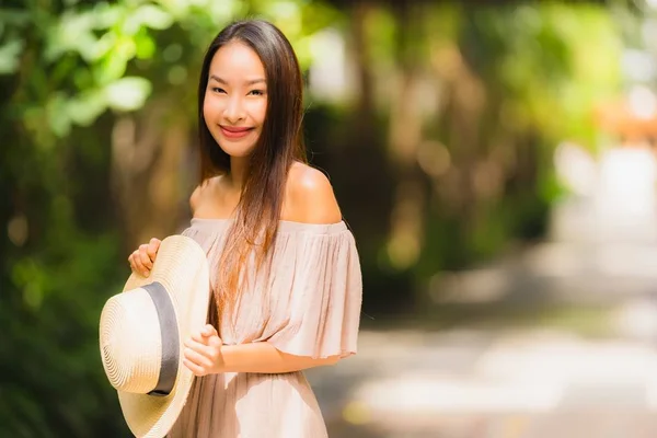 Портрет Красивая Молодая Азиатская Женщина Улыбается Счастливой Чувствовать Себя Свободно — стоковое фото