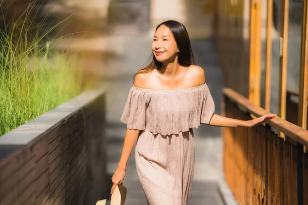 Portre Güzel Genç Asya Kadın Mutlu Gülümseme Özgürlük Kavramı Için — Stok fotoğraf