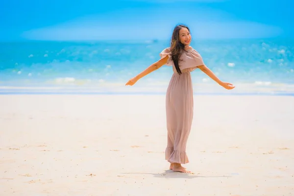 Retrato Hermosa Joven Asiática Mujer Sonrisa Feliz Caminar Tropical Aire —  Fotos de Stock
