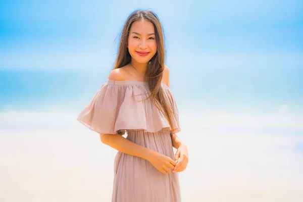 Πορτραίτο Όμορφη Νεαρή Ασιατική Γυναίκα Χαμόγελο Χαρούμενη Βόλτα Στο Τροπικό — Φωτογραφία Αρχείου