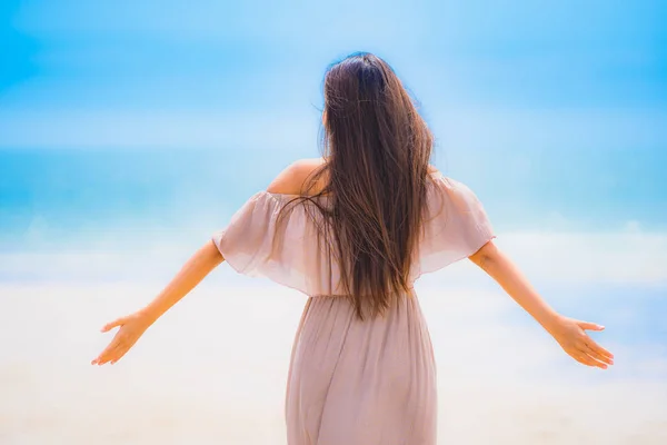 Ritratto Bella Giovane Donna Asiatica Sorriso Felice Passeggiata Sulla Spiaggia — Foto Stock