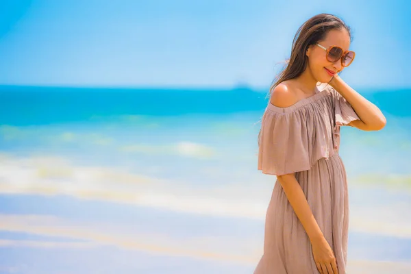 Retrato Hermosa Joven Asiática Mujer Sonrisa Feliz Caminar Tropical Aire —  Fotos de Stock