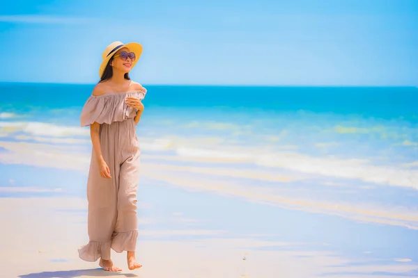 Ritratto Bella Giovane Donna Asiatica Sorriso Felice Passeggiata Sulla Spiaggia — Foto Stock