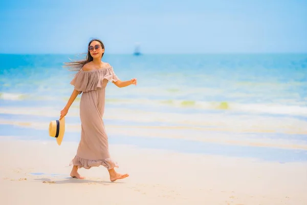 Retrato Hermosa Joven Asiática Mujer Sonrisa Feliz Caminar Tropical Aire — Foto de Stock