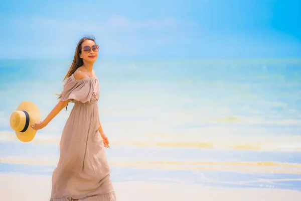 ポートレート美しい若いアジアの女性は レジャー休暇のための熱帯屋外自然ビーチ海で幸せな散歩を笑顔 — ストック写真