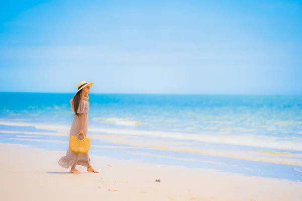 Retrato Hermosa Joven Asiática Mujer Sonrisa Feliz Caminar Tropical Aire — Foto de Stock